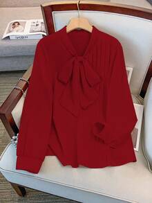 GlowEve CURVE 新款大码女式优雅商务蝴蝶结领纯色衬衫上衣，日常百搭，简约设计搭配时尚褶裥，显瘦又时尚。 - 酒紅色 - 查看 1