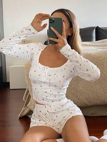 DAZY Bộ đồ ngủ nữ họa tiết hoa nhí gồm áo croptop ôm sát và quần short, trang phục mùa đông. - trắng - Xem 4