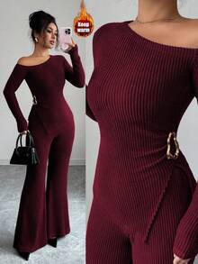 عنابي اللون