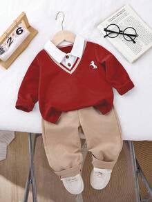 SHEIN Playful Pals 1件男婴套装，儿童针织舒适长袖Polo衫二合一卫衣，时尚有型幼儿胸前印花小众设计上衣搭配卡其色休闲松紧腰宽松裤，适合秋季度假、日常外出等场合。