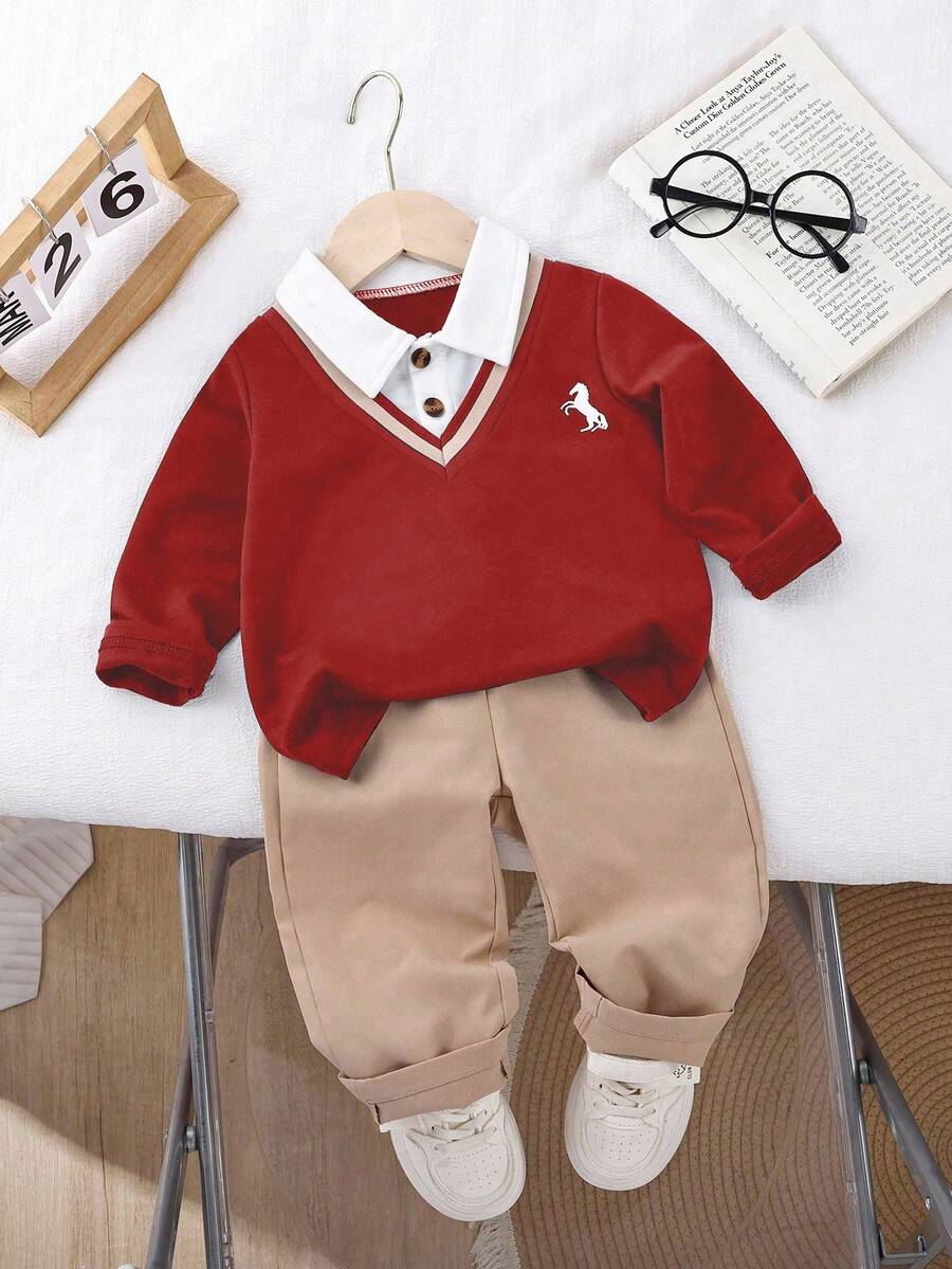 SHEIN Playful Pals 1件男婴套装，儿童针织舒适长袖Polo衫二合一卫衣，时尚有型幼儿胸前印花小众设计上衣搭配卡其色休闲松紧腰宽松裤，适合秋季度假、日常外出等场合。