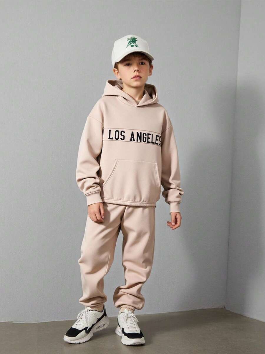 SHEIN 2 件儿童/青少年男童休闲韩版字母印花连帽宽松套头衫和宽松纯色运动裤套装,适合学校、花园、海滩、生日、春夏秋冬 - 杏色 - 查看 1