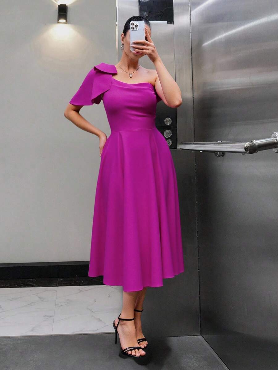 EURMUSE Robe mi-longue évasée avec nœud sur l'épaule. Coupe ajustée, entièrement doublée. Idéale pour les invités de mariage, les occasions spéciales ou les dîners de gala. Conçue avec un mélange de crêpe extensible de haute qualité, assurant une silhouette élégante avec un détail d'épaule marquant. - Rose bonbon - Voir 1