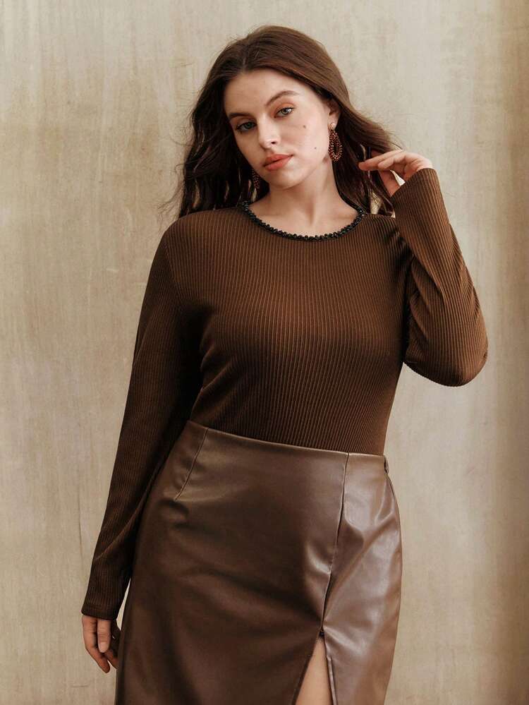 Chemise à manches longues élégante avec décoration de chaîne pour femmes grandes tailles, en marron simple. Convient pour l'automne, l'hiver, le printemps, le Nouvel An, les fêtes, les mariages, chic, élégante, formelle, le travail, Thanksgiving, la remise des diplômes, Noël, les festivals