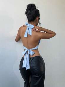 Aloruh Camiseta sin espalda con cuello halter, tirantes con lazo y hebilla metálica decorativa enunicoloro elegante - Celeste - Ver 4