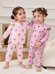 SHEIN 女婴春秋季套装，2件套，粉色小猫卡通印花圆领长袖荷叶边肩部设计上衣搭配裤子，爱心印花圆领长袖荷叶边肩部设计上衣搭配裤子，4件套，舒适可爱休闲装 - 粉色 - 查看 3