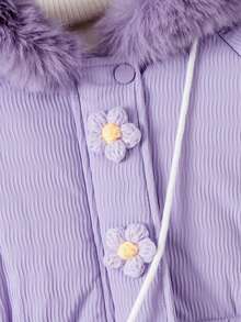 SHEIN 2 Stücke gesteppter Mädchen Mantel in Lila mit Kapuze, Reißverschluss und wattiertem Futter. Taillengürtel, schmale Passform, wattiertes Fleecefutter, mit 3D-Blumendekor und Tasche. Geeignet für Outdoor-Aktivitäten, Herbst/Winter, Freizeit, Schule und Partys. Mädchen-Wintermantel mit Kapuze, lila Outfit, elegante Fleecejacke für Mädchen, Peter-Pan-Mantel.