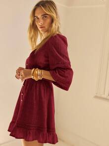 Aralina 蕾丝嵌件长袖纽扣荷叶边下摆优雅迷你直筒衬衫裙 - 酒紅色 - 查看 3