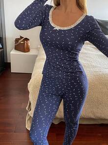 DAZY مجموعة بيجامة حرارية مطبعة بالزهور الصغيرة مع تطريز دانتيل، مناسبة للطبقات في فصلي الخريف والشتاء، مريحة 2 قطعة