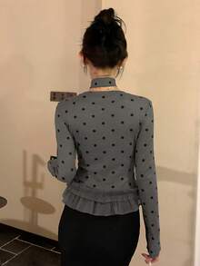 DAZY 女士波点印花V领长袖荷叶边下摆休闲T恤 - 灰色 - 查看 4