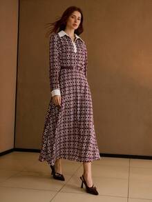 MOTF PREMIUM 女士链条印花撞色拼接通勤优雅衬衫领收腰长袖连衣裙，配腰带 - 酒紅色 - 查看 4