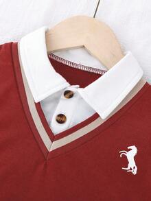 SHEIN Playful Pals 1件男婴套装，儿童针织舒适长袖Polo衫二合一卫衣，时尚有型幼儿胸前印花小众设计上衣搭配卡其色休闲松紧腰宽松裤，适合秋季度假、日常外出等场合。