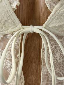 Bellisia 两件套女士夏季沙滩泳衣套装，纯白色蕾丝刺绣网纱面料，可调节吊带三角泳衣上装，荷叶边下摆，侧边系带比基尼泳裤，适合沙滩度假