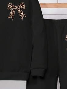 SHEIN Leap Crew 复古甜美豹纹蝴蝶结印花，黑色，少女休闲宽松圆领舒适长袖套头卫衣和运动裤两件套，适合秋冬季节、街头风、校园休闲运动、户外野餐、郊游、街头摄影、居家、校园穿着。 - 彩色 - 查看 6