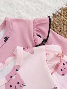 SHEIN 女婴春秋季套装，2件套，粉色小猫卡通印花圆领长袖荷叶边肩部设计上衣搭配裤子，爱心印花圆领长袖荷叶边肩部设计上衣搭配裤子，4件套，舒适可爱休闲装 - 粉色 - 查看 6