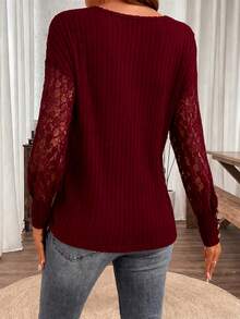 SHEIN LUNE Camiseta de manga larga con cuello en V de encaje, detalles de botones y bloques de color para mujer, ideal para la primavera - Rojo - Ver 2