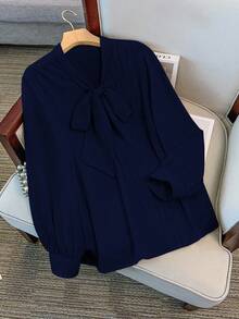 GlowEve CURVE Nuova camicetta elegante da donna taglie forti, con fiocco al collo, di colore unito, versatile per uso quotidiano, design minimalista con pieghe alla moda, snellente e stilosa - Blu Navy - Visualizzare 7