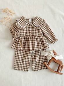 SHEIN 两件套女童韩版娃娃领荷叶边翻领长袖衬衫+阔腿格子裤休闲复古套装，适合春秋季外出、旅行、度假。