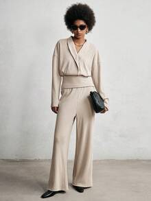 SHEIN Luminelle 两件套V领针织毛衣和直筒裤套装，2025秋季新品。V领收腰落肩长袖针织上衣和阔腿裤两件套。V领华夫格针织两件套，宽松针织毛衣和宽松休闲裤。 - 卡其色 - 查看 3