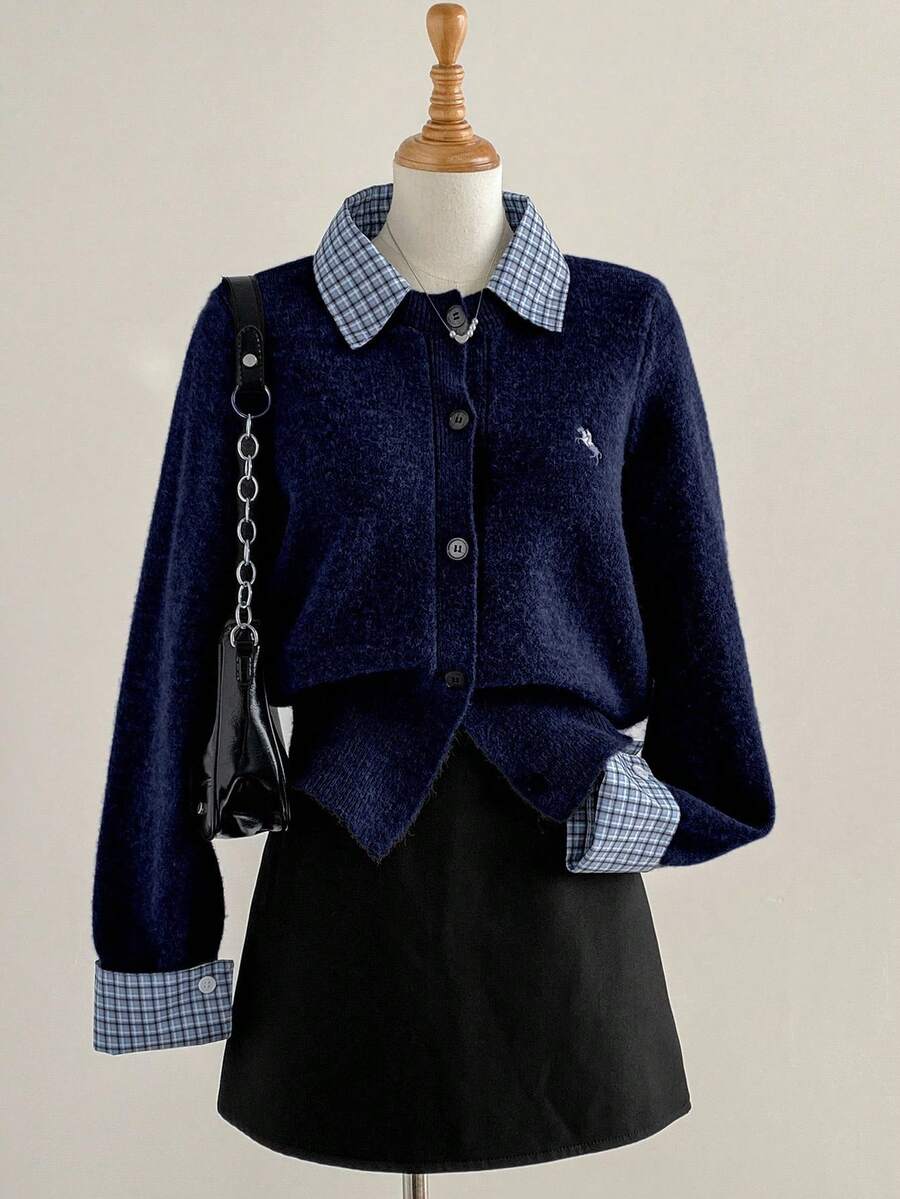 Sweetra 秋冬新款小马刺绣格子拼接二合一时尚宽松学院风长袖开衫 - 藏蓝色 - 查看 1