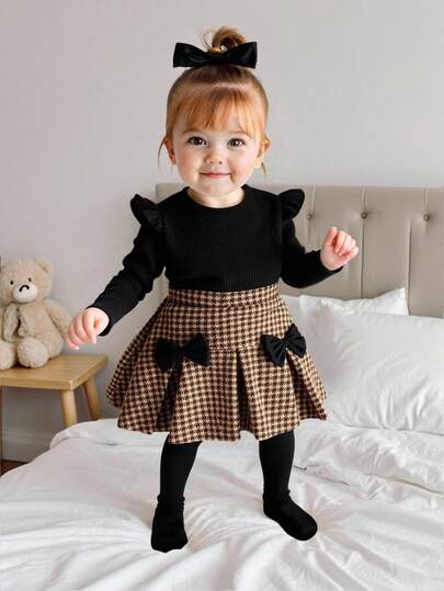 SHEIN Playful Pals Conjunto de niña bebé/unisex de 0 a 3 años de estilo elegante para primavera/otoño con blusa de cuello redondo negra con lazo negro y falda de cuadros marrón oscuro tejida. Estilo elegante con ajuste casual adecuado para salidas, uso casual, fiestas de Navidad