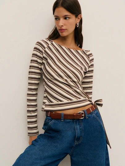 Nöista 这款条纹上衣采用不对称领口和侧边系带设计，打造时尚现代的廓形。柔软弹力的面料使其成为春假穿搭的理想之选，也是女士生日聚会或舒适又不失时尚的春假穿搭的完美选择。