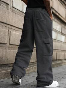 Manfinity EMRG 男士年轻街头风多功能单品：这款男士多口袋运动裤，适合街头穿着、日常休闲、周末外出、音乐节、社交聚会等各种年轻社交场合。这条裤子是男士衣橱中不可或缺的百搭单品，也是送给男友或丈夫的绝佳礼物。 - 深灰色 - 查看 2