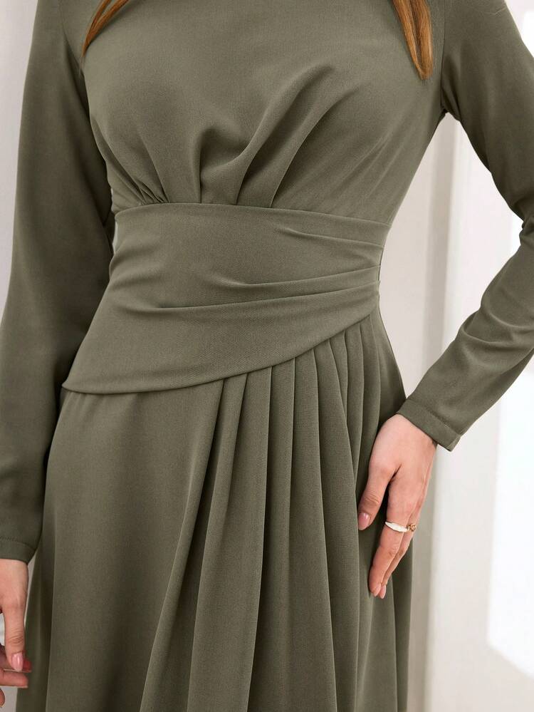 This Elegant Women's Autumn/Winter Dress Features A Simple And Sophisticated Solid Color Design. The Round Neck, Long Sleeves, And Crisscross Waist Accentuate The Figure, While The Flared Skirt Flatters The Silhouette And Highlights Graceful Curves. The Sophisticated Olive Green Color Is Understated Yet Refined. The Sleeve Design Is Perfect For Autumn And Winter, Making It A Tasteful Choice For New Year's Wear. Ideal For Stylish Commutes, Casual Gatherings With Friends, Or Other Light Social Occasions, This Dress Is Both Elegant And Appropriate.