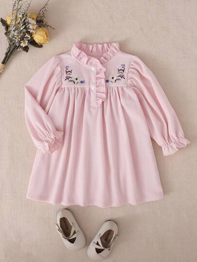 Souflis Souflis 3个月-3岁复古优雅宽松舒适荷叶边花卉刺绣杏色灯芯绒长袖女婴连衣裙，采用优质灯芯绒面料，柔软舒适，为宝宝在秋冬季节提供温暖和舒适感。简约的杏色温柔优雅，易于搭配，适合日常穿着、亲子外出、拍照或节日聚会，让每个小公主都能展现低调的高贵和甜美。