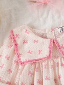 SHEIN Souflis Đầm chữ A tay bồng cổ bèo nhún cho bé gái kèm băng đô nơ vải tuyn. Cổ áo rộng, tay bồng và dáng chữ A tạo nên vẻ ngoài thời trang và cổ điển. Dù đi chơi hay mặc nhà, bé yêu của bạn sẽ trở thành nàng công chúa lấp lánh. - Bụi hồng - Xem 7