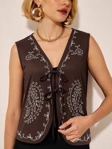 CAJUNI Blusa regata feminina retrô de camurça com cadarço e bordado paisley, ideal para ocasiões casuais e profissionais. Estilo boho retrô na cor marrom chocolate. - Castanho - Ver 4