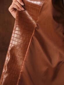 MOTF PREMIUM 女士不对称领口纹理PU鳄鱼纹搭扣腰带风衣，适合通勤 - 棕色 - 查看 8