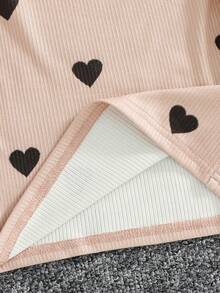 SHEIN Set di maglietta a maniche lunghe con scollo rotondo e motivo a cuori e gonna nera per ragazze giovani - Cachi - Visualizzare 7