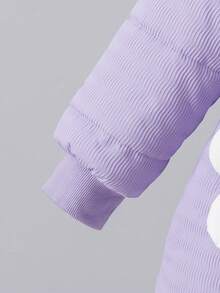 SHEIN 2 Stücke gesteppter Mädchen Mantel in Lila mit Kapuze, Reißverschluss und wattiertem Futter. Taillengürtel, schmale Passform, wattiertes Fleecefutter, mit 3D-Blumendekor und Tasche. Geeignet für Outdoor-Aktivitäten, Herbst/Winter, Freizeit, Schule und Partys. Mädchen-Wintermantel mit Kapuze, lila Outfit, elegante Fleecejacke für Mädchen, Peter-Pan-Mantel.