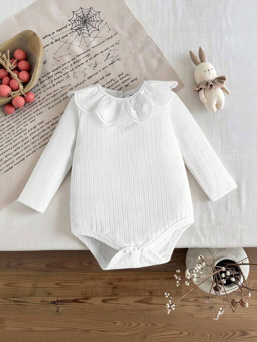 SHEIN 女婴白色休闲可爱风薄款罗纹荷叶边领长袖连体衣，春夏秋季 - 白色 - 查看 1