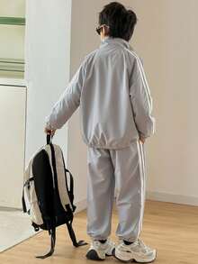 SHEIN Little Byeori 2 件套青少年男孩休闲韩版宽松立领夹克和抽绳裤套装，适合秋冬运动休闲 - 淺灰色 - 查看 3