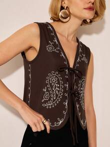 CAJUNI Blusa regata feminina retrô de camurça com cadarço e bordado paisley, ideal para ocasiões casuais e profissionais. Estilo boho retrô na cor marrom chocolate. - Castanho - Ver 7
