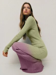 Nöista Đầm maxi dài tay dệt kim phối màu chuyển sắc với phom dáng ôm sát cơ thể, đường gân dọc và cổ chữ V tinh tế, mang đến vẻ ngoài hiện đại và tôn dáng, nhẹ nhàng nhưng vẫn ấm áp, lý tưởng cho trang phục nghỉ xuân của phái nữ; hoàn hảo để phối lớp trang nhã, tạo phong cách thường ngày thanh lịch, trang phục sinh nhật lễ hội cho phái nữ và những buổi lễ kỷ niệm sang trọng. - Màu xanh Cadet - Xem 1