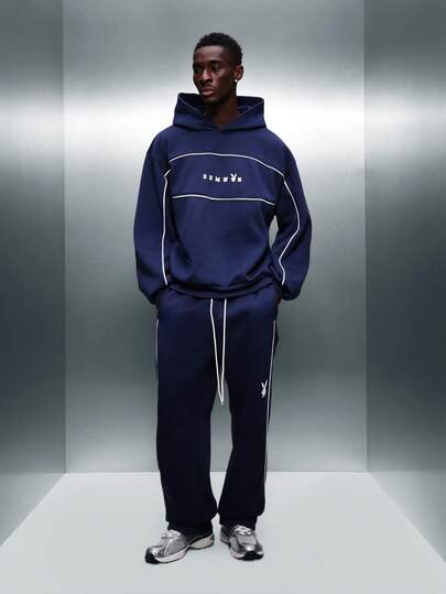 PLAYBOY X SUMWON Conjunto de chándal de tela jersey con detalle de ribete blanco, sudadera con capucha y pantalón en color azul marino para hombre