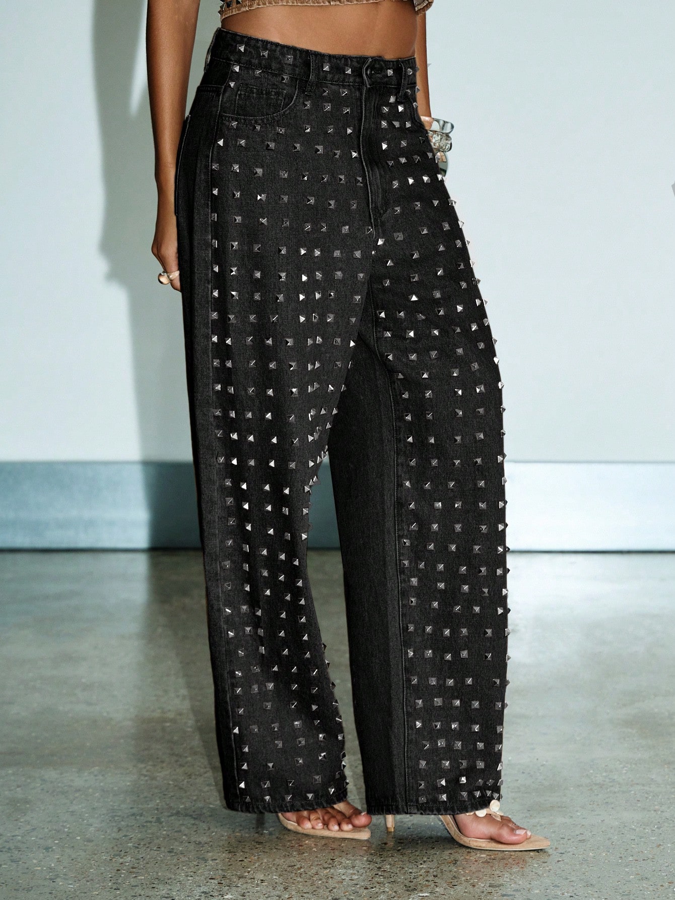 KIZN スタッズ付きピラミッドスパイクデニムジーンズ（メタルハードウェア付き）