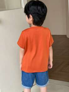 SHEIN Little Byeori 2件套儿童男童休闲百搭舒适字母图案圆领宽松针织T恤和牛仔短裤套装 - 棕色 - 查看 2
