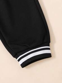 SHEIN 2 Stücke/Set Jungen Outfit im Collegestyle: Schwarzes Strickoberteil mit weißen Ärmeln, großer Buchstabe A Aufdruck, passende bedruckte Jogginghose mit geripptem Kragen, Bündchen und Saum, Gummibund für Komfort, lässiger und sportlicher Look, geeignet für Frühling/Herbst, Alltagstragen, Schule, Reisen