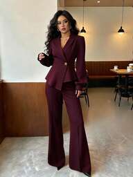 Elenzga เสื้อเบลเซอร์สีเบอร์กันดีสไตล์ Working Woman หรูหราสำหรับผู้หญิง พร้อมปกเสื้อ, ประดับกระดุมโลหะ, ชายเสื้อไม่สมมาตร, แขนโคมไฟ, ทรงเข้ารูป + กางเกงทรงเข้ารูปสีเบอร์กันดีสไตล์ Working Woman หรูหราสำหรับผู้หญิง ประดับกระดุม