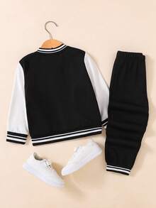 SHEIN 2 Stücke/Set Jungen Outfit im Collegestyle: Schwarzes Strickoberteil mit weißen Ärmeln, großer Buchstabe A Aufdruck, passende bedruckte Jogginghose mit geripptem Kragen, Bündchen und Saum, Gummibund für Komfort, lässiger und sportlicher Look, geeignet für Frühling/Herbst, Alltagstragen, Schule, Reisen