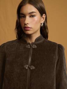 Nöista Chaqueta de terciopelo a medida con cuello alto y botones chinos detallados, que ofrece una silueta elegante y formal ideal para atuendos de vacaciones de primavera para mujeres, ropa refinada para fiestas, atuendos de cumpleaños para mujeres y looks elegantes elevados. - Café integral - Ver 3