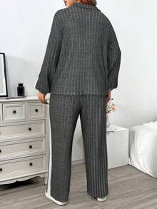 EMERY ROSE Áo thun tay lỡ cổ khóa kéo vải dệt kim mềm mại màu khối bên hông + Quần ống rộng vải dệt kim màu khối bên hông cỡ lớn mặc nhà 2 món - Màu xám đen - Xem 2