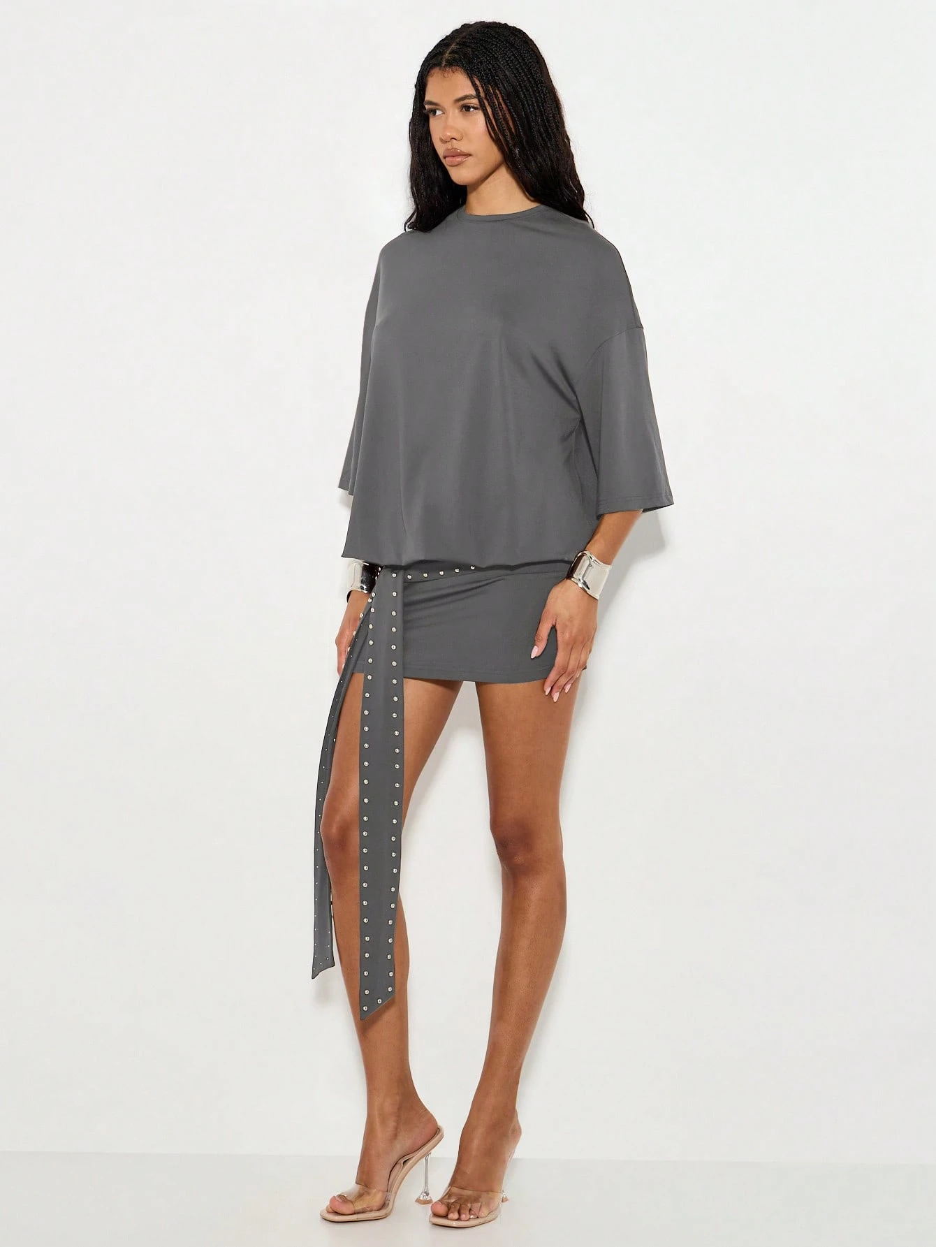 KIZN Robe t-shirt oversize avec ceinture cloutée