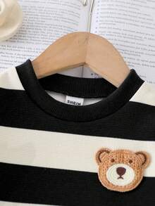 SHEIN Playful Pals 2件套婴儿男女通用春秋季撞色条纹圆领长袖上衣，饰有可爱小熊图案，搭配纯蓝色修身长裤，休闲套装，适合外出、居家、轻度运动和生日派对。婴儿男童服装长袖休闲套装，婴儿男童服装，男童套装，男童秋冬套装。 - 黑色 - 查看 6