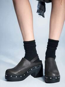 Sugerpunk 女士时尚套脚穆勒鞋，配有皮带扣、铆钉装饰、后系带、厚底，休闲鞋