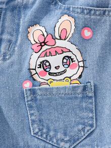 SHEIN 1 pieza Pantalones rectos de mezclilla con estampado de conejo para niñas jóvenes, estilo callejero retro dulce y elegante para uso casual diario. ¡El estampado de conejos azul + rosa es lindo y juguetón, el diseño de múltiples bolsillos es dulce y de moda! El lavado claro, el corte recto y el ajuste holgado son cómodos para ir de compras diarias, vacaciones, vida universitaria o salir con amigos, una pieza de moda versátil para tu armario durante todo el año.